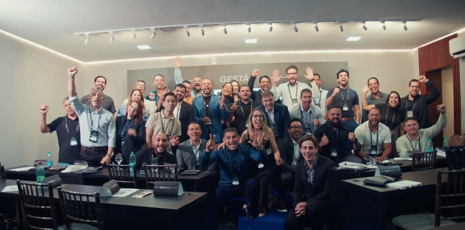 Empresários reunidos em uma experiência do Grupo IFT